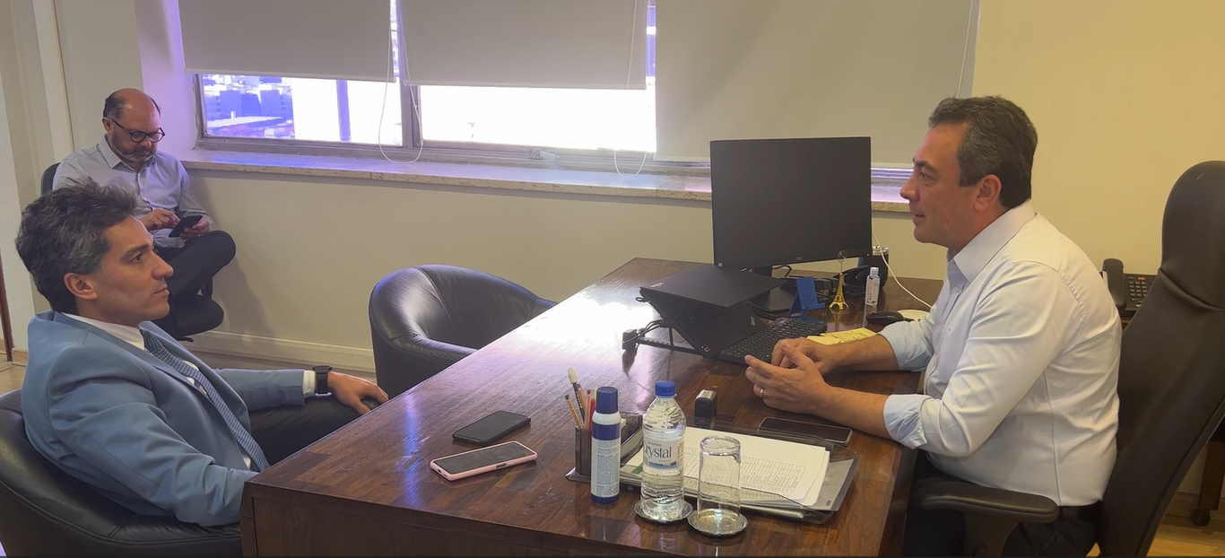 Em reunião com secretário executivo de habitação, deputado apresenta sistema construtivo modular